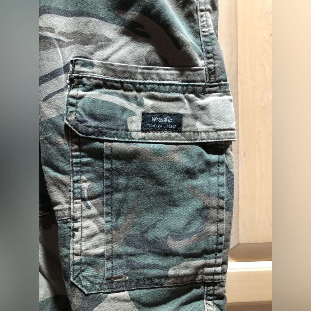 Wrangler Green Camo Cargo Tech Shorts Sz. 44 - Picture 3 of 7